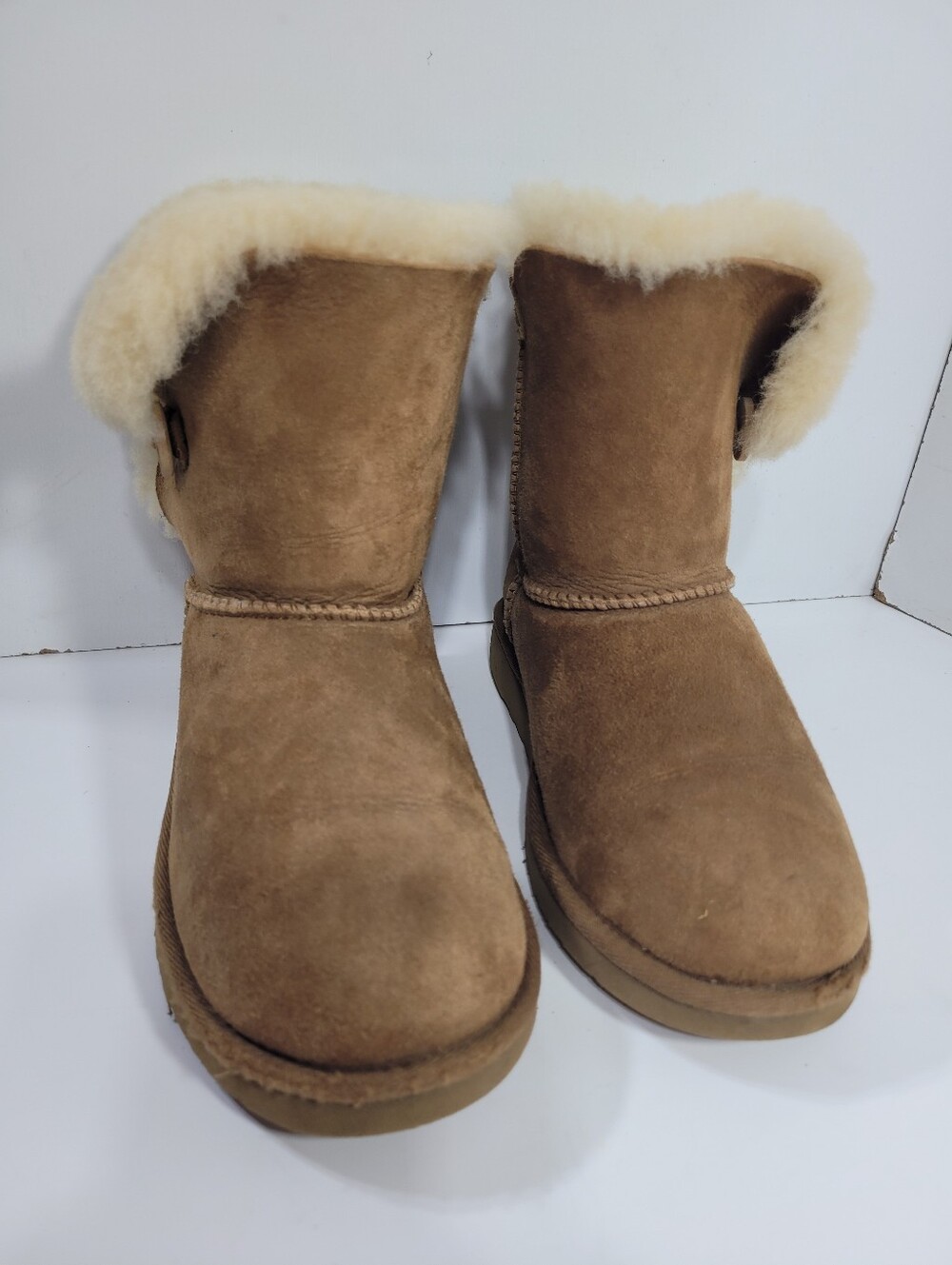 UGG Australia Bailey Button 5991 Chestnut Suede Boots Big Kids Girls Size 4